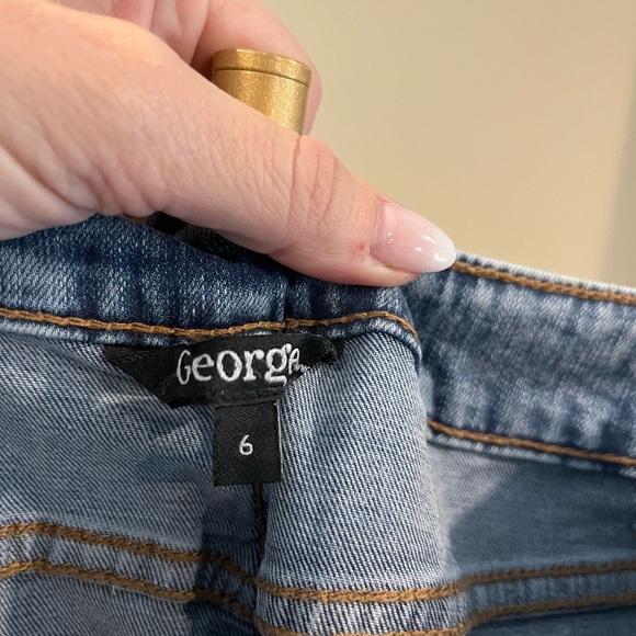 New never worn. Size 6 high rise jeans. - Picture 3 of 4